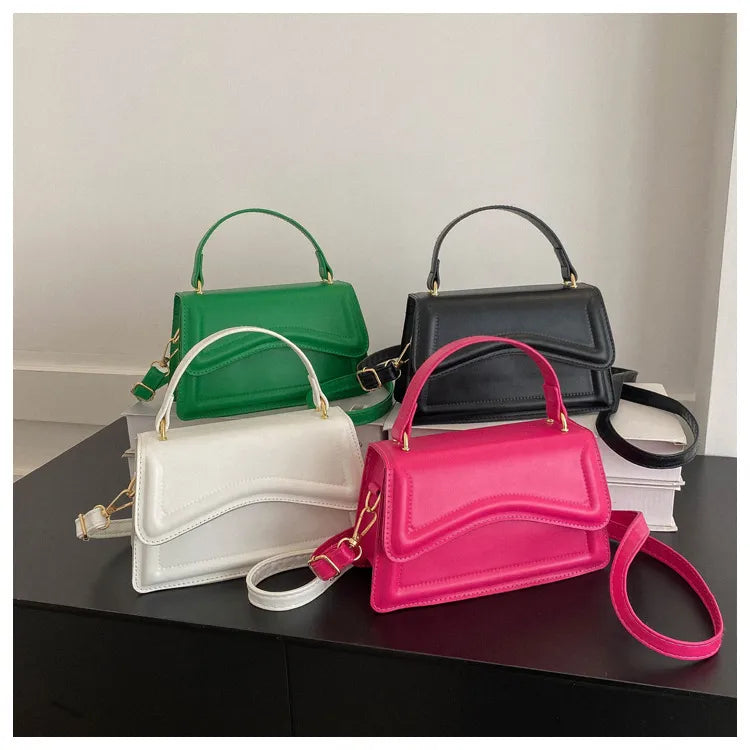Melissa damesschoudertas van imitatieleer Compacte crossbodytas met golvende klep