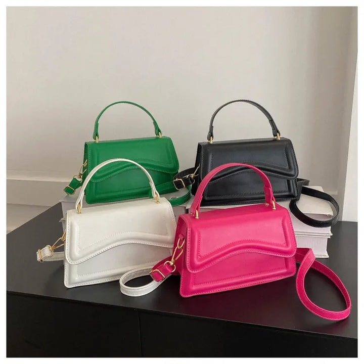 Melissa damesschoudertas van imitatieleer Compacte crossbodytas met golvende klep