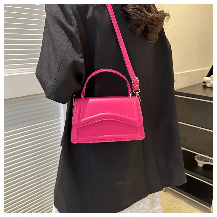 Melissa damesschoudertas van imitatieleer Compacte crossbodytas met golvende klep