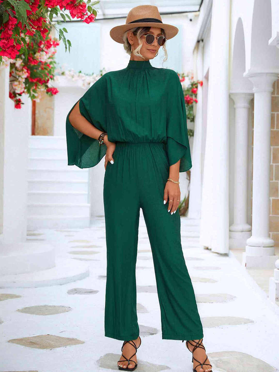 Elegante bloemenjumpsuit met hoge kraag en strikrug