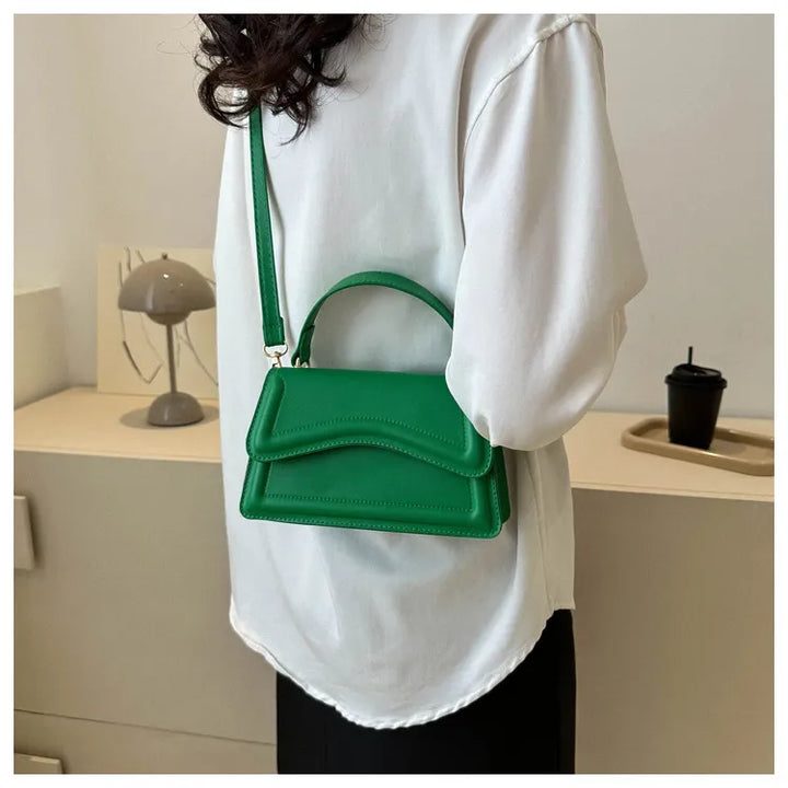 Melissa damesschoudertas van imitatieleer Compacte crossbodytas met golvende klep