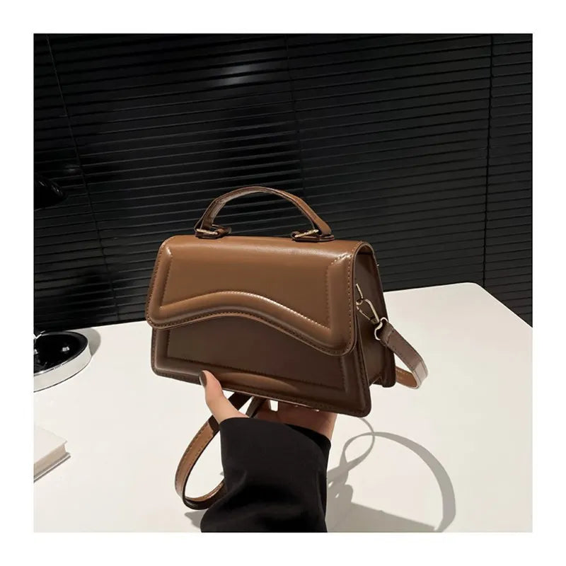 Melissa damesschoudertas van imitatieleer Compacte crossbodytas met golvende klep