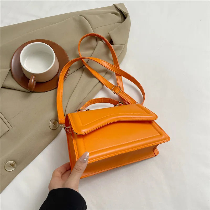 Melissa damesschoudertas van imitatieleer Compacte crossbodytas met golvende klep