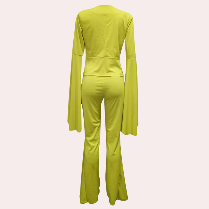 Modieus tweedelig damesensemble | Elegante blazer met cape details & wijduitlopende broek