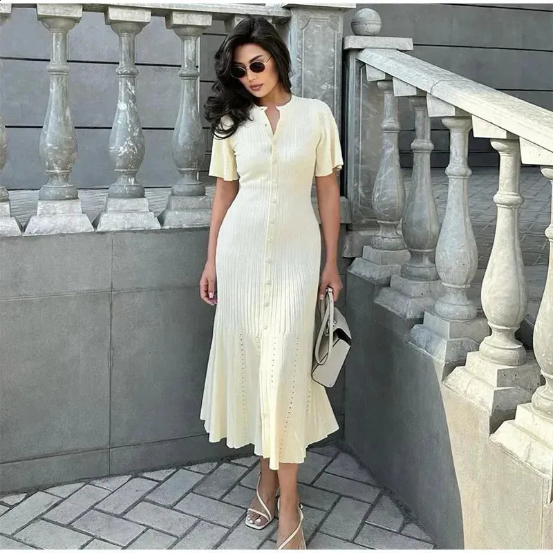 Midi-Jurk met Knoopdetail in Vrouwelijke Snit voor Elegantie en Comfort