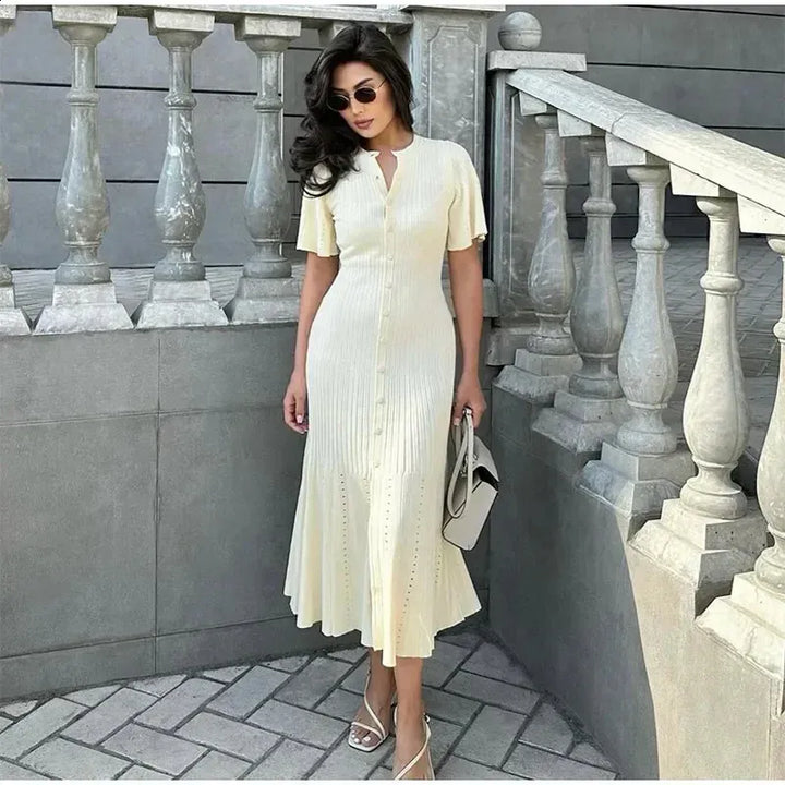 Midi-Jurk met Knoopdetail in Vrouwelijke Snit voor Elegantie en Comfort