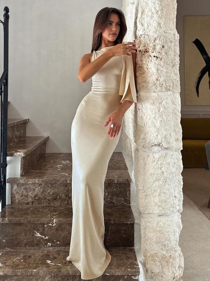 Elegante Maxi-Jurk met Schouderdetail en Aansluitend Silhouet