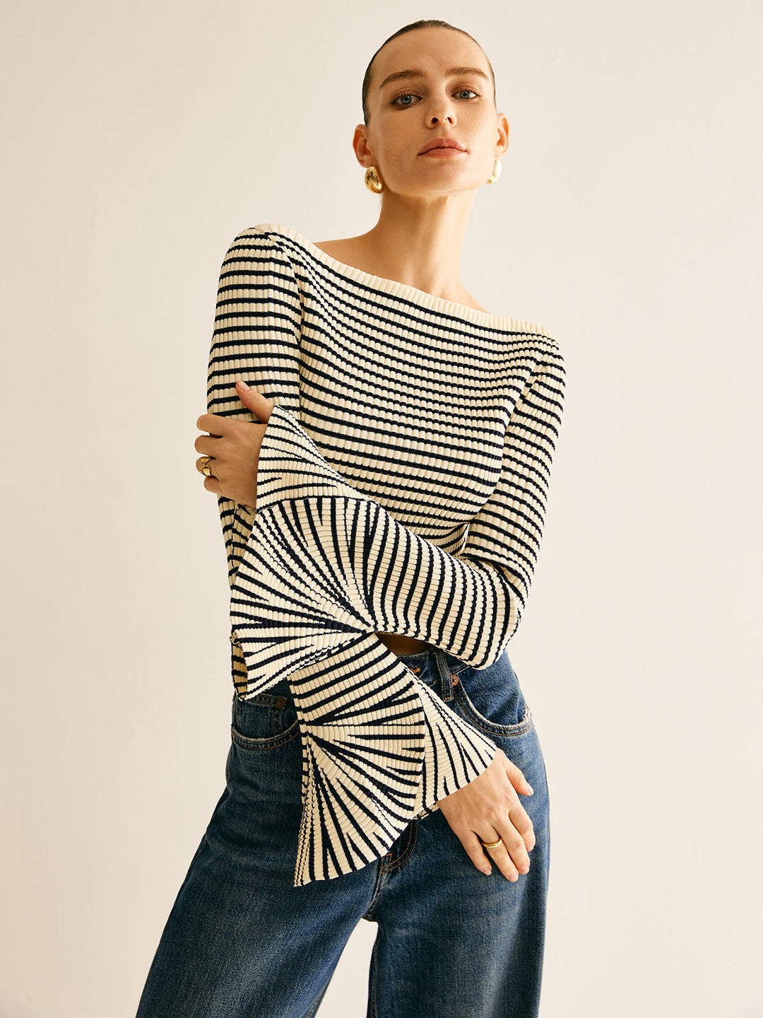 Isalie | Elegante geribde top met open schouders & uitlopende mouwen | Chic & modern
