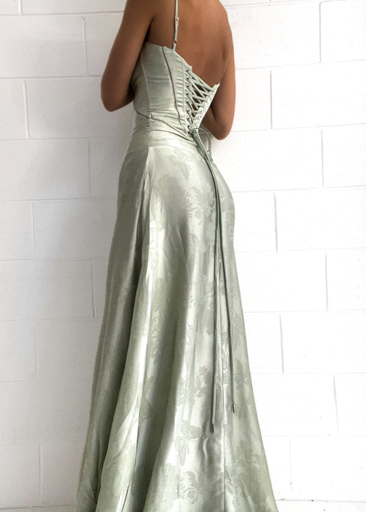 Satijnen Maxi-Jurk met Spaghettibandjes en Getailleerd Ontwerp voor Elegante Glamour