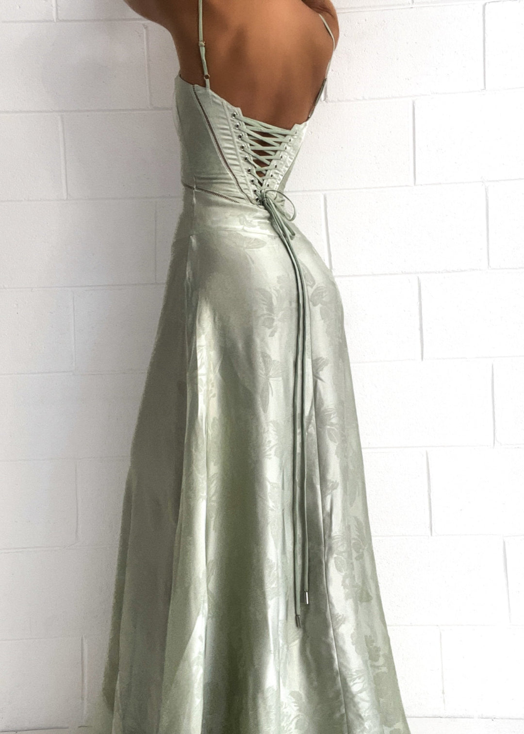 Satijnen Maxi-Jurk met Spaghettibandjes en Getailleerd Ontwerp voor Elegante Glamour