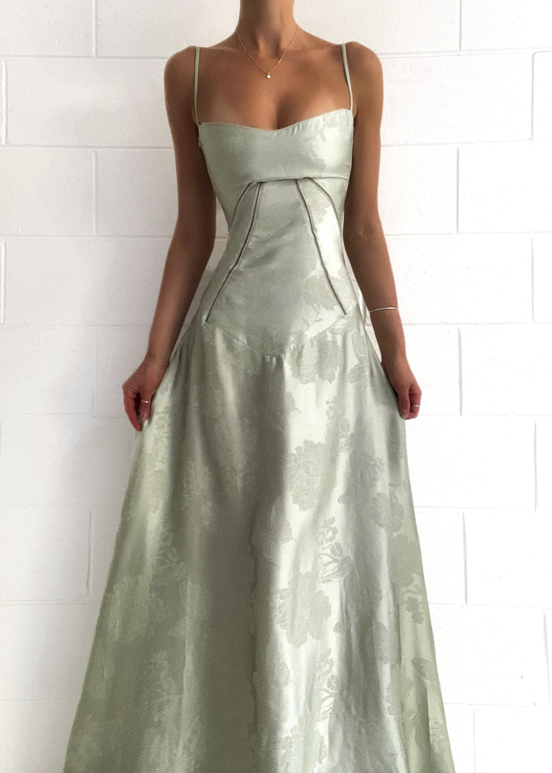 Satijnen Maxi-Jurk met Spaghettibandjes en Getailleerd Ontwerp voor Elegante Glamour