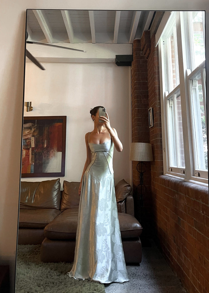 Satijnen Maxi-Jurk met Spaghettibandjes en Getailleerd Ontwerp voor Elegante Glamour