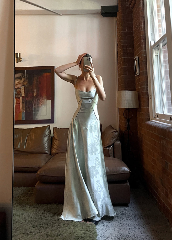 Satijnen Maxi-Jurk met Spaghettibandjes en Getailleerd Ontwerp voor Elegante Glamour