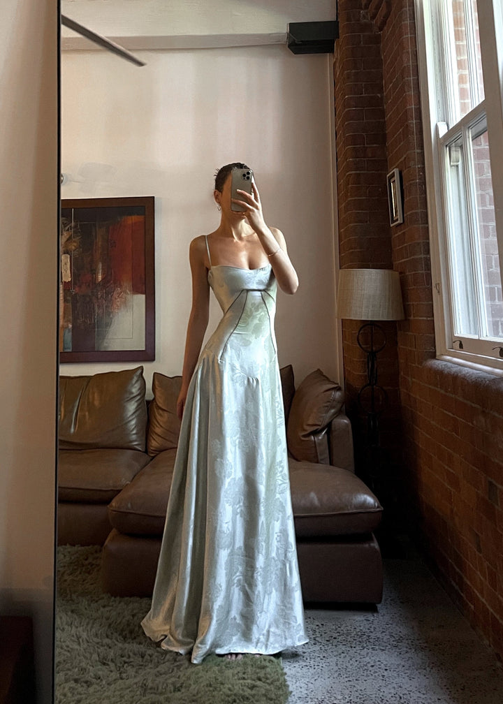 Satijnen Maxi-Jurk met Spaghettibandjes en Getailleerd Ontwerp voor Elegante Glamour