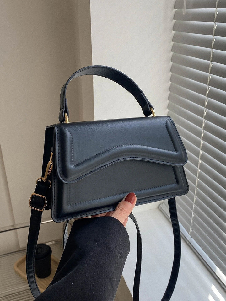 Melissa damesschoudertas van imitatieleer Compacte crossbodytas met golvende klep