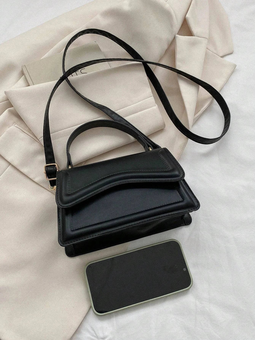 Melissa damesschoudertas van imitatieleer Compacte crossbodytas met golvende klep