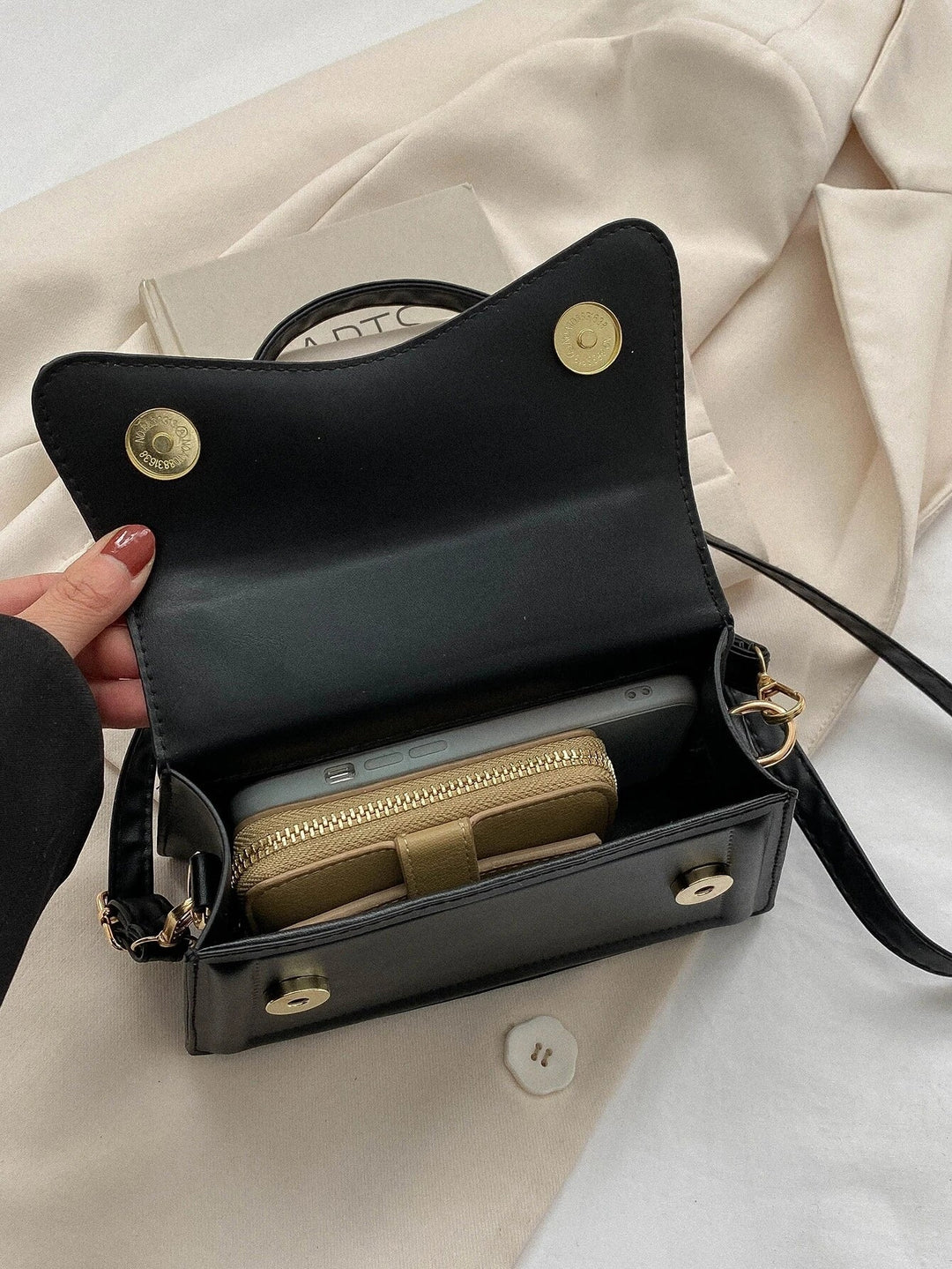 Melissa damesschoudertas van imitatieleer Compacte crossbodytas met golvende klep