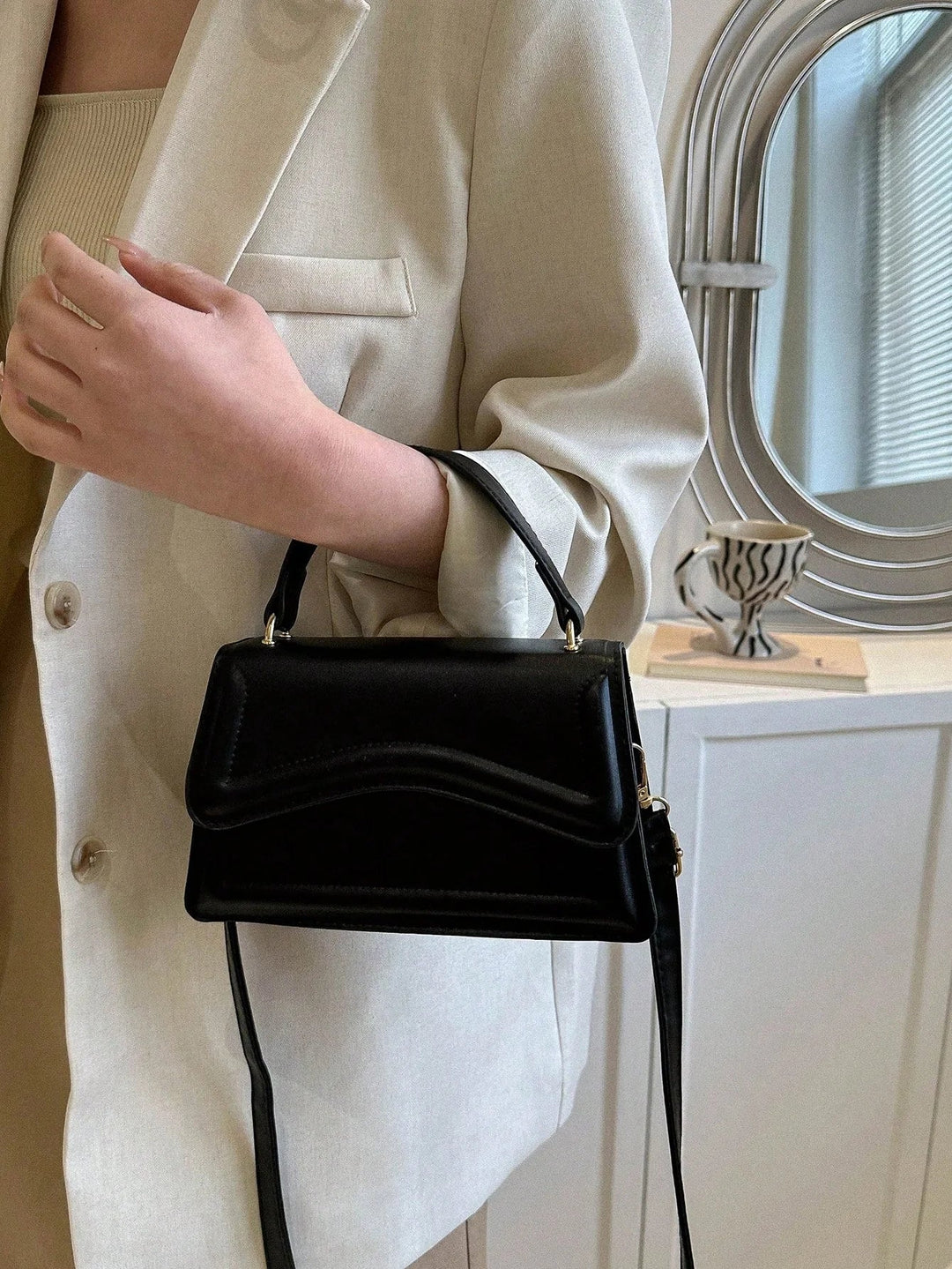 Melissa damesschoudertas van imitatieleer Compacte crossbodytas met golvende klep