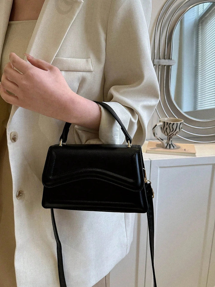 Melissa damesschoudertas van imitatieleer Compacte crossbodytas met golvende klep
