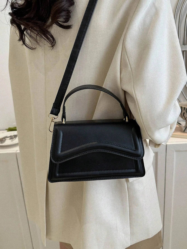 Melissa damesschoudertas van imitatieleer Compacte crossbodytas met golvende klep