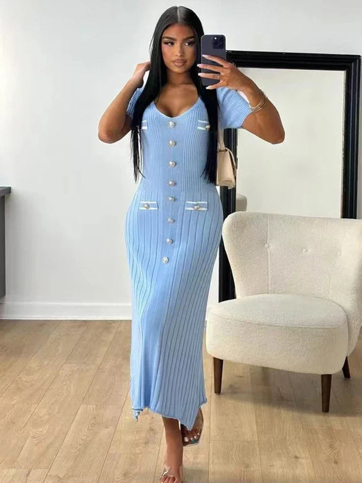 Camille | Gebreide Bodycon Dress met V-hals en verfijnde knoopsluiting