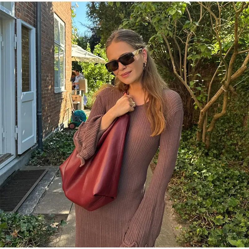 Lena Elegante Maxi Gebreide Jurk | Open Rug & Subtiele Uitsprongen
