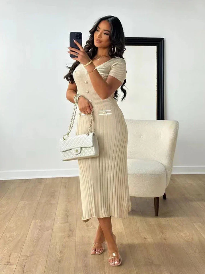 Camille | Gebreide Bodycon Dress met V-hals en verfijnde knoopsluiting