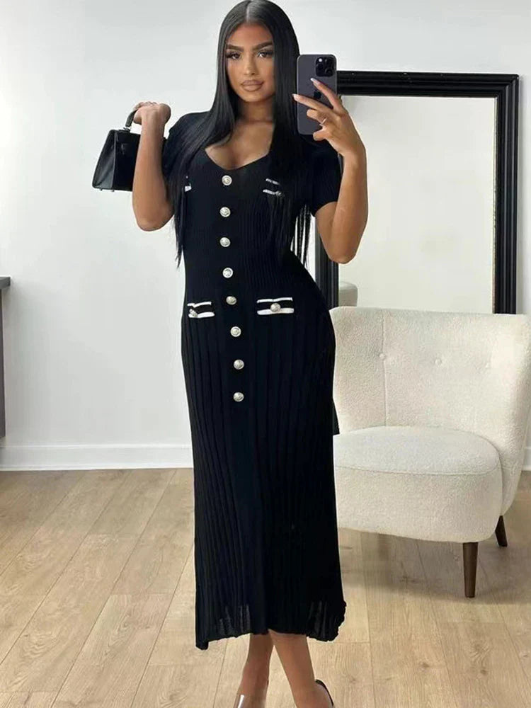 Camille | Gebreide Bodycon Dress met V-hals en verfijnde knoopsluiting