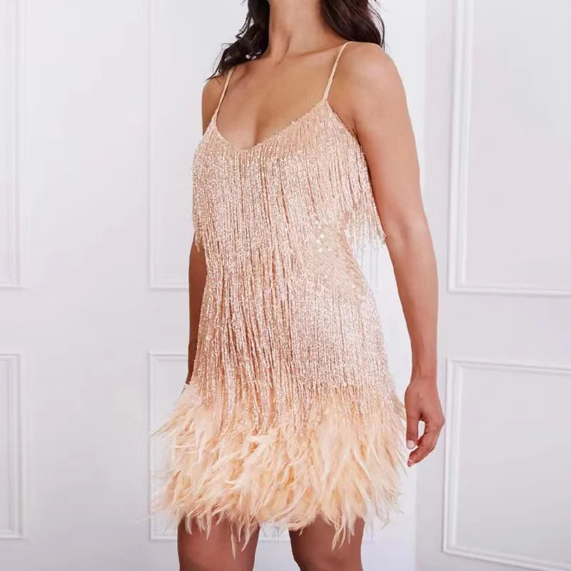 Noelle cocktailjurk voor dames | Elegante avondjurk met veren, ruches & V-halslijn