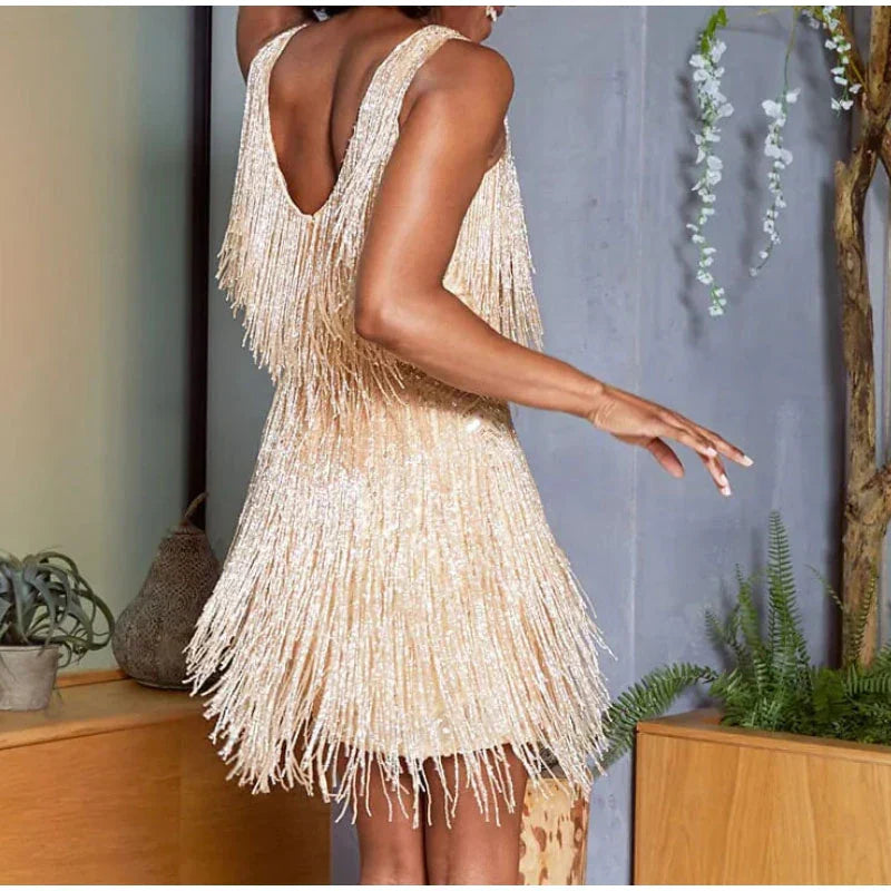 Noelle cocktailjurk voor dames | Elegante avondjurk met veren, ruches & V-halslijn