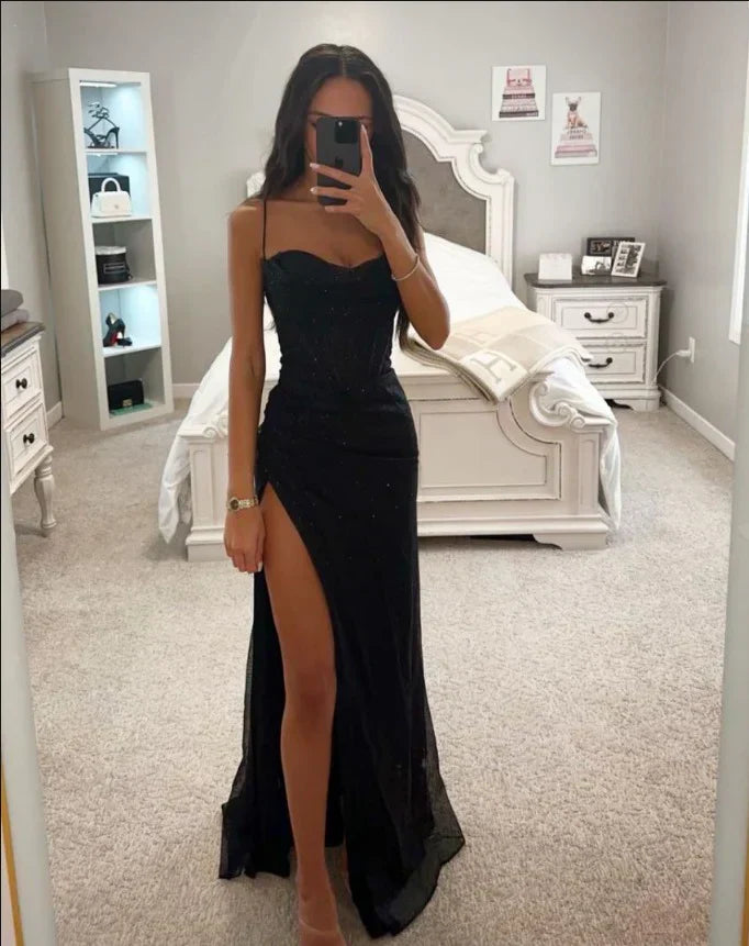 Elegante zomerjurk met gewaagde split en glinsterende stof