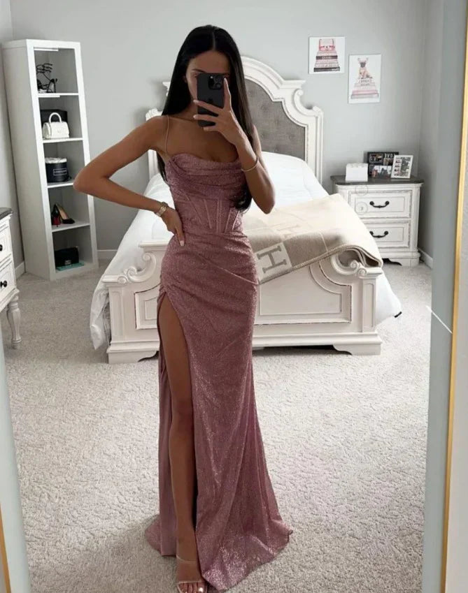 Elegante zomerjurk met gewaagde split en glinsterende stof