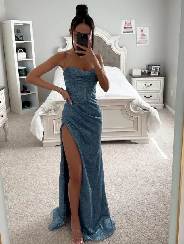 Elegante zomerjurk met gewaagde split en glinsterende stof