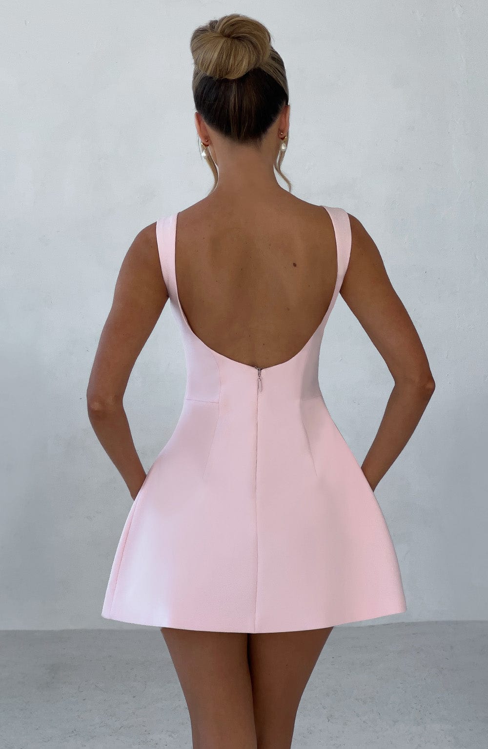 Elvaya Halter Mini Jurk | Elegant Roze & Verleidelijke Stijl