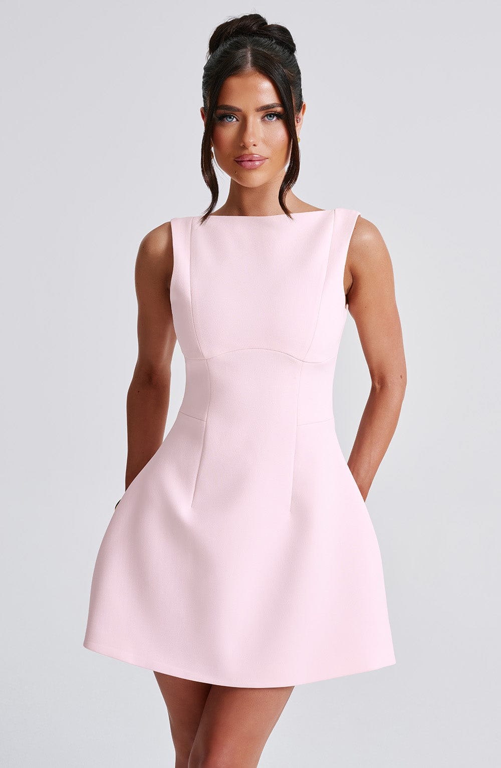 Elvaya Halter Mini Jurk | Elegant Roze & Verleidelijke Stijl