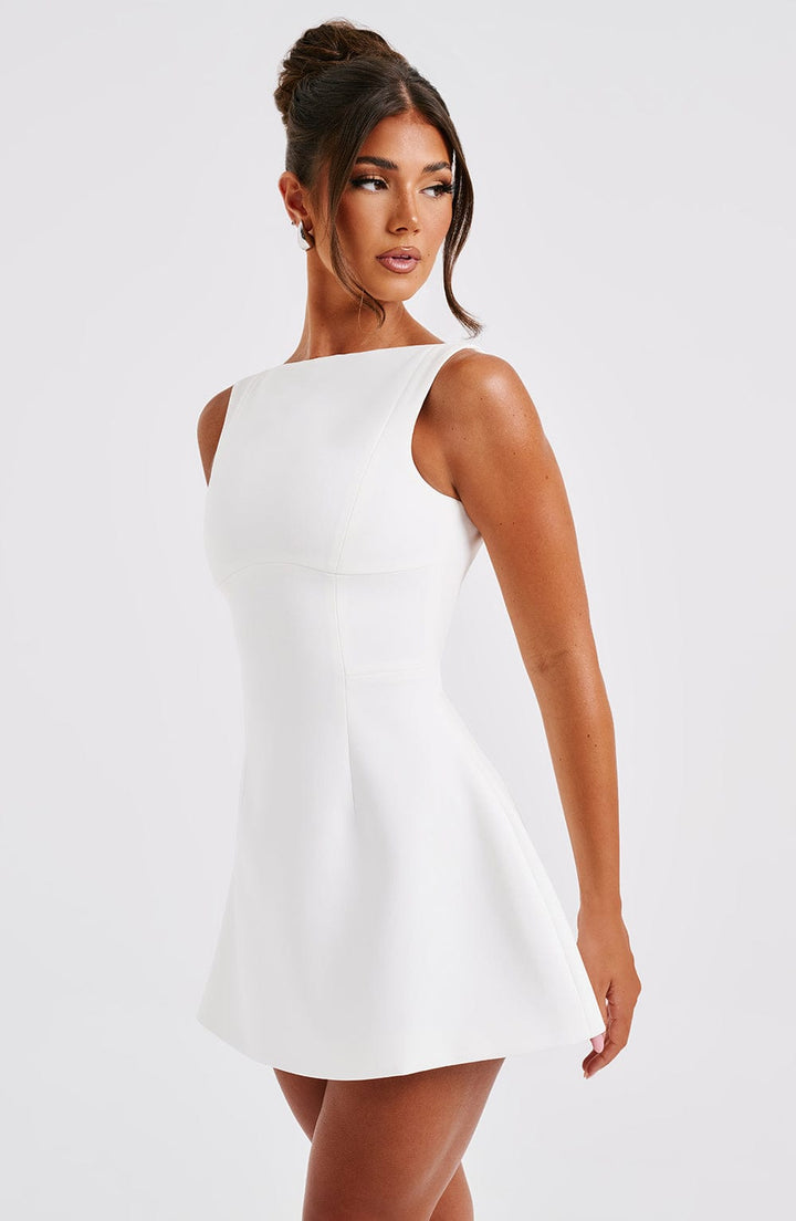 Isalya Halter Mini Jurk | Puur Wit & Tijdloze Elegantie