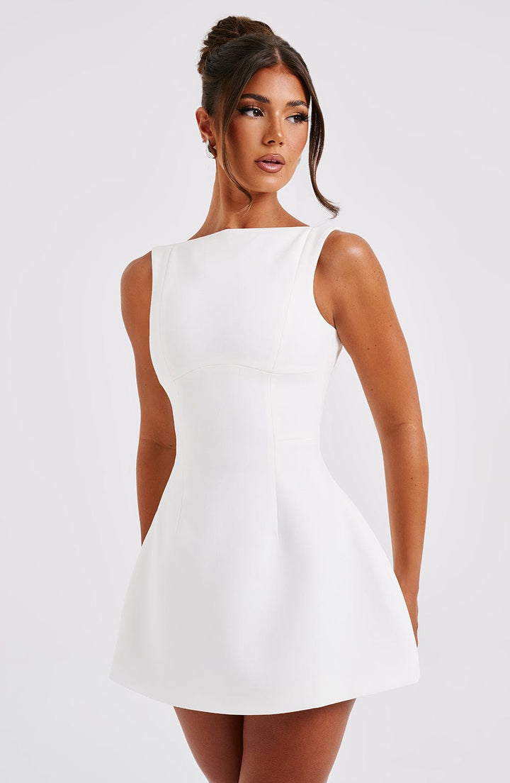 Isalya Halter Mini Jurk | Puur Wit & Tijdloze Elegantie