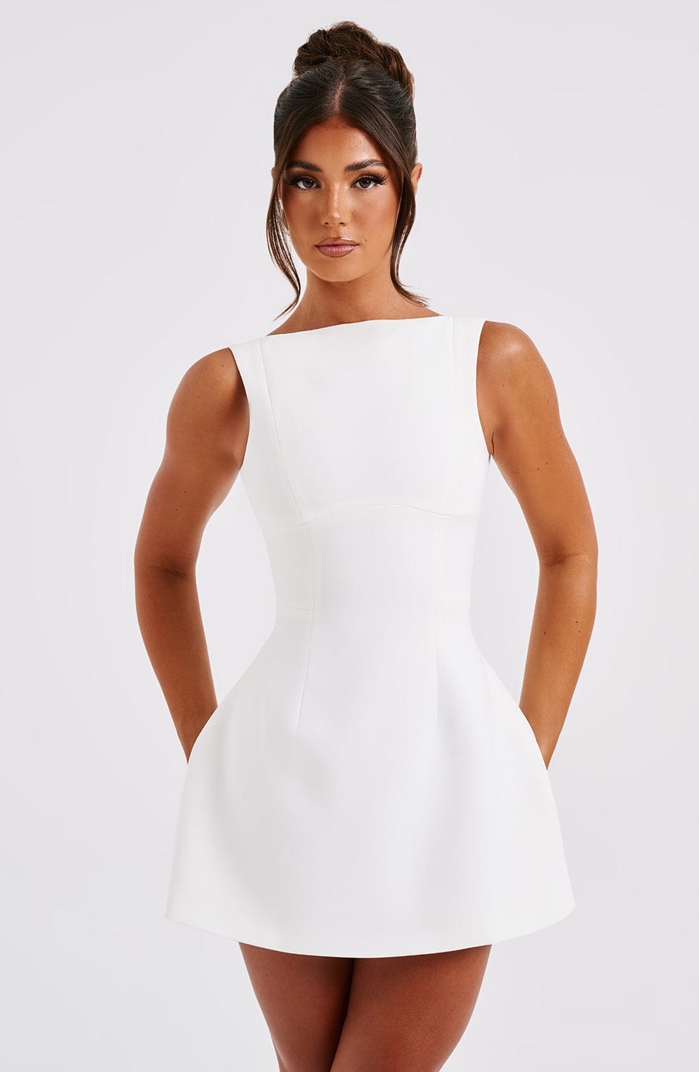 Isalya Halter Mini Jurk | Puur Wit & Tijdloze Elegantie