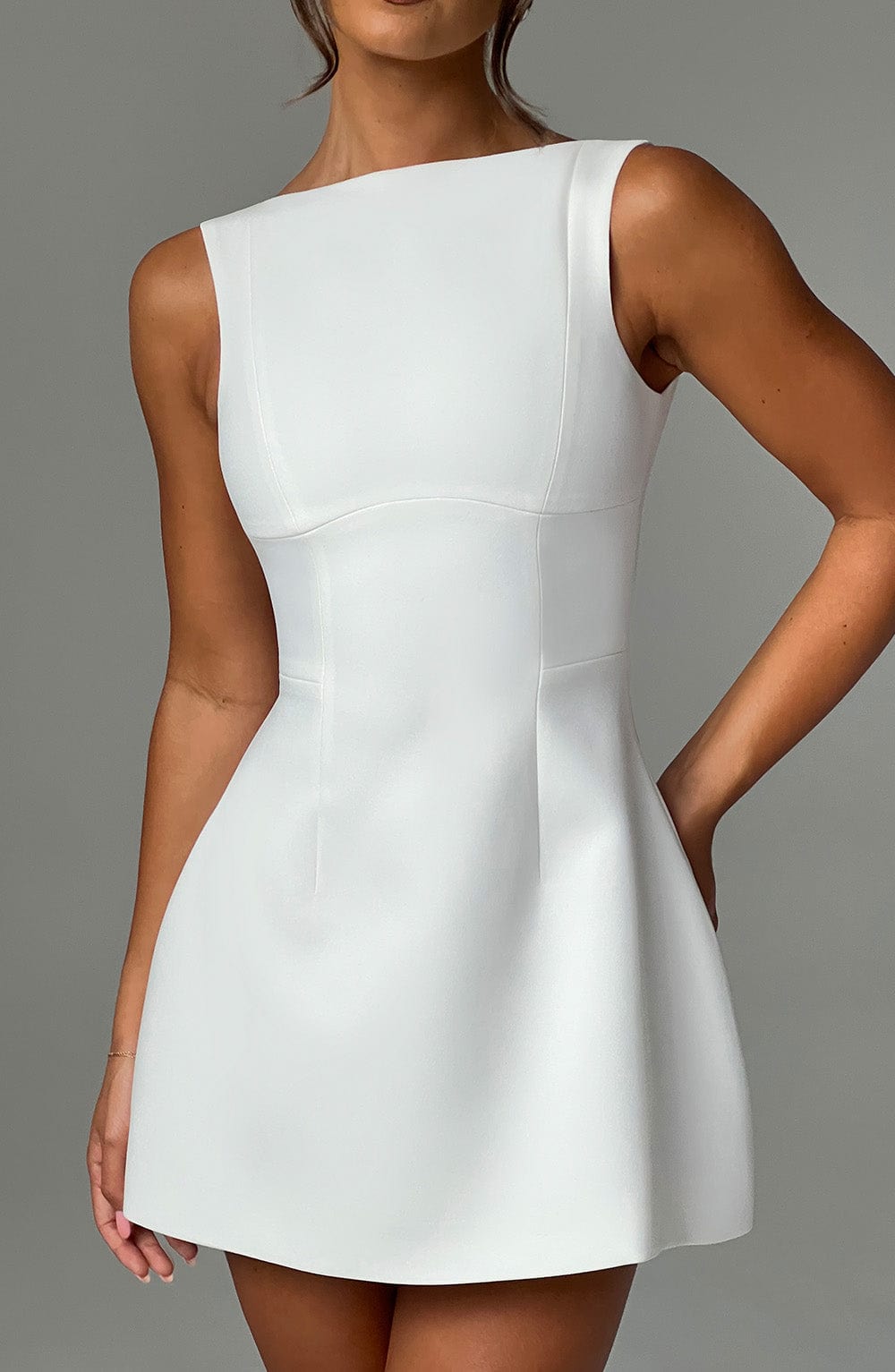 Isalya Halter Mini Jurk | Puur Wit & Tijdloze Elegantie