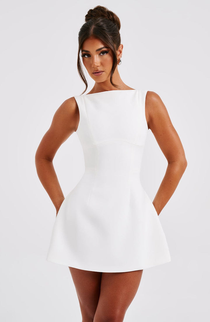 Isalya Halter Mini Jurk | Puur Wit & Tijdloze Elegantie