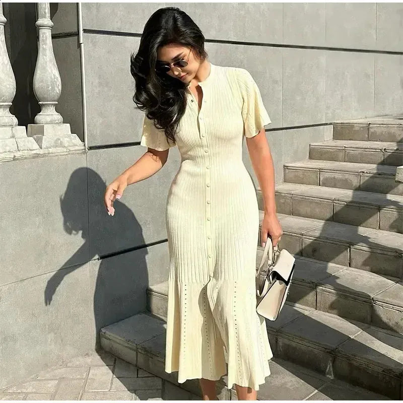 Midi-Jurk met Knoopdetail in Vrouwelijke Snit voor Elegantie en Comfort