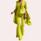 Modieus tweedelig damesensemble | Elegante blazer met cape details & wijduitlopende broek