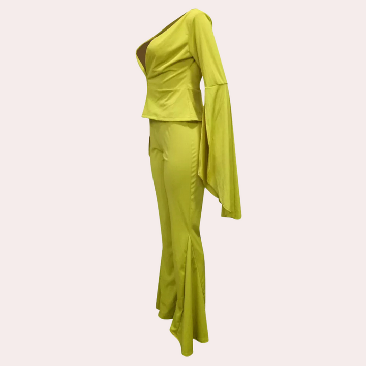 Modieus tweedelig damesensemble | Elegante blazer met cape details & wijduitlopende broek